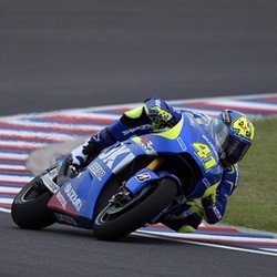 Espargaro Pertahankan Posisi Terdepan