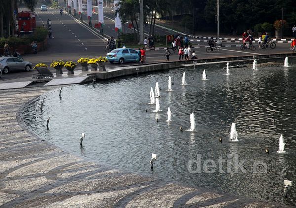 Tak Ada CFD, Warga Tetap Berolahraga di Bundaran HI
