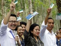 Presiden Jokowi Bagikan Kartu Indonesia Sehat di Sumut