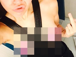Pamer Foto Nakal, Bulu Ketiak Miley Cyrus Ngintip