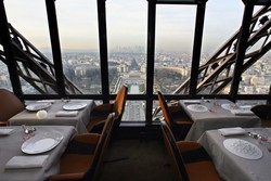 Buku Ini Berisi 254 Restoran dari Film-film James Bond