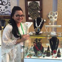 Wanita Ini Jual Cincin Hingga Kalung Batu Berharga Jutaan Rupiah di KAA