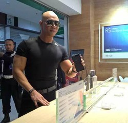 Cerita Deddy Corbuzier Membagi Hati untuk Android & iOS
