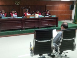 Sutan Bagikan Buku Ngeri-ngeri Sedap Menggoyang Senayan ke Hakim dan Jaksa