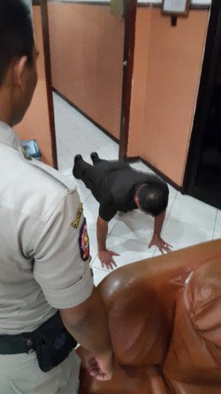 Kepala Satpol ini Rela Push Up Ditonton Anak Buah