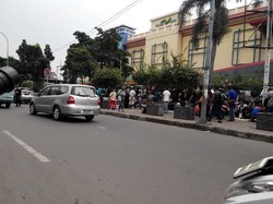 Pak Ahok, PKL Batu Akik di Seputaran Rawabening ini Bandel Buka Lapak di Trotoar