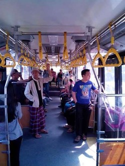 Komentar Penumpang TransJ Soal Bus Oranye Kinclong di Koridor VI