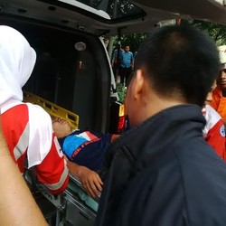 Pria Nyemplung di Gorong-gorong di Depan DPRD Diduga Kurang Waras