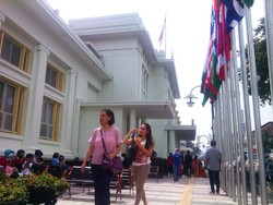 Begini Antusiasnya Warga Menikmati Suasana Eropa di Jalan Asia Afrika Bandung