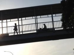 Jaga Peringatan KAA, Polisi Bermotor pun Nangkring di JPO di Cawang