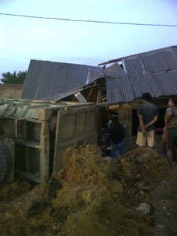 Rumah Ditabrak Truk Fuso, Wanita dan Anaknya Tewas
