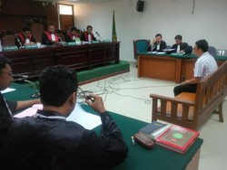 Abdur Rouf Didakwa Jadi Perantara Duit Suap Rp 1,9 M ke Fuad Amin