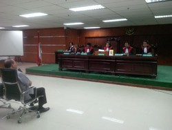 Eksepsi Sutan Bhatoegana: Kenapa Anggota Komisi VII DPR Tidak Jadi Tersangka?