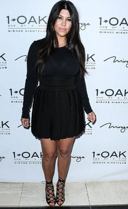 Pose Seksi Sambil Memompa ASI, Kourtney Kardashian Jadi Kontroversi