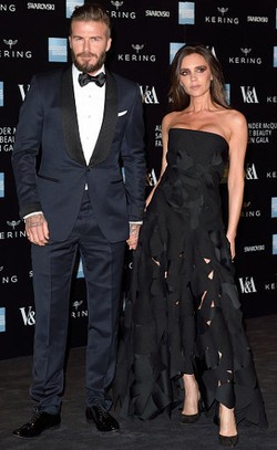 Foto: Ultah ke-41, Victoria Peluk Mesra David Beckham dari Belakang