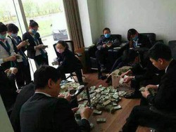 Pria Ini Beli Mobil Impiannya dengan Uang Receh Seberat 1 Kuintal