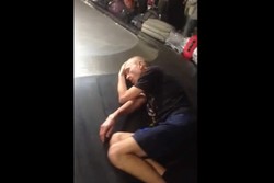 Turis Ketiduran di Conveyor Belt Bandara Rusia, Mungkin Dia Lelah