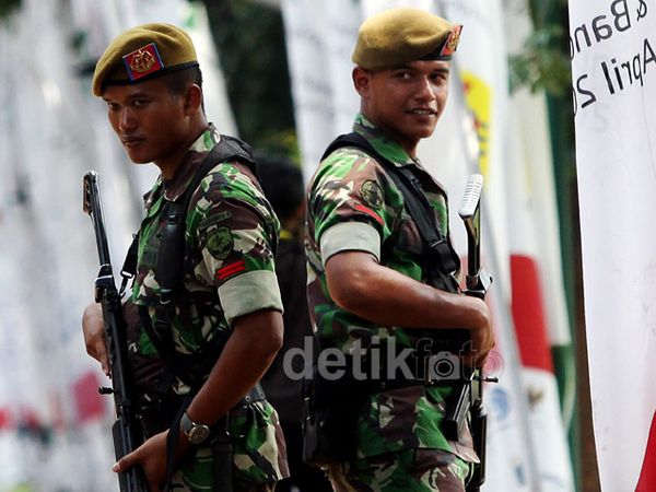 TNI Patroli di Kawasan Senayan