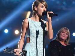 Taylor Swift Raih Penghargaan Spesial di ACM Awards 2015