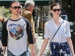 Anne Hathaway Dikabarkan Segera Adopsi Anak