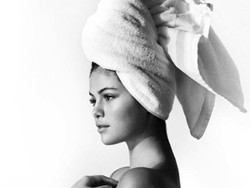 Selena Gomez Nyaris Bugil untuk Pemotretan Terbaru