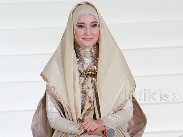 Glamor Berhijab ala Inneke Koesherawati