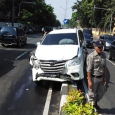 Polisi Temukan Pil Ekstasi dari Dalam Innova yang Nangkring di Pembatas Jalan