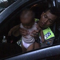 Polisi Selamatkan Bayi yang Hendak Dilempar Ibunya Dari Ketinggian 6 Meter