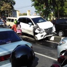 Innova Nangkring di Pembatas Jalan Setelah Tabrak Mobil, Motor, dan Gerobak