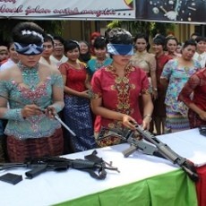 Beginilah Polwan Berkebaya Membongkar Pasang Senjata Laras Panjang