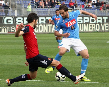 Meski Akhiri Laga dengan 10 Pemain, Napoli Atasi Cagliari 3-0