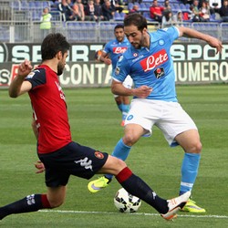 Meski Akhiri Laga dengan 10 Pemain, Napoli Atasi Cagliari 3-0