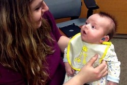 Mengharukan, Ketika Bayi dengan Gangguan Pendengaran Dengar Suara Ibunya