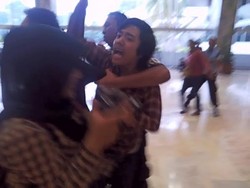 4 Mahasiswa Bikin Onar, Demo di Dalam Gedung DPR