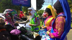Begini Aksi Polwan Aceh Peringati Hari Kartini di Jalan Raya