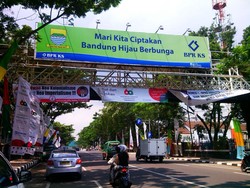 Jalan Pajajaran Bandung Semarak Atribut KAA, Begini Penampakannya