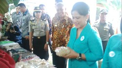 Kunjungi Sleman, Iriana Jokowi Belanja Kacang Mede dan Kain Batik