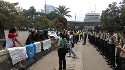 Meski Ada Larangan, Masa Pendemo ini Tetap Berunjuk Rasa di Depan Kedubes AS