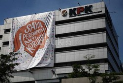 Ini Enam Perempuan Tangguh yang Pasang Banner Raksasa di Gedung KPK
