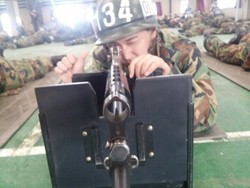 Ini Foto Sungmin SuJu Latihan Militer dengan Senapan