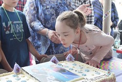 Tak Punya Teman, Tapi Ratusan Orang Meriahkan Ultah Bocah Sakit Langka Ini