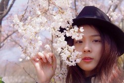 Heboh! ABG Cantik Tarik Sakura & Joged di Kereta Jepang