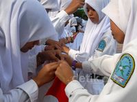 Peringati Hari Kartini, Pelajar Jahit Bendera 100 Meter