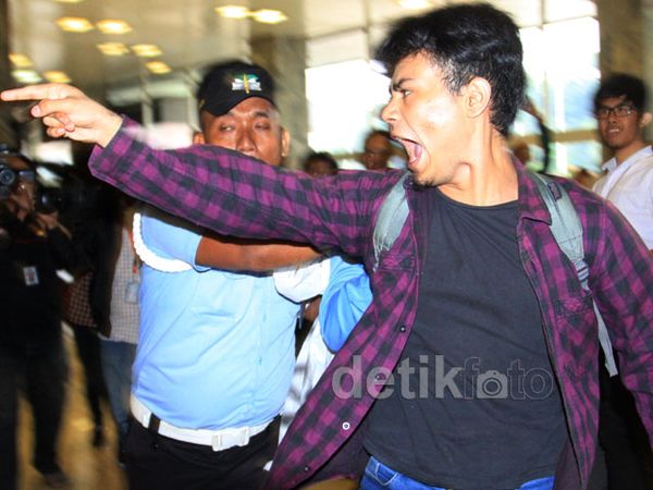 4 Mahasiswa Berteriak-‎teriak di DPR