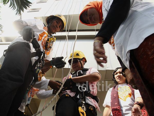 6 Kartini Pasang Spanduk Anti Korupsi di KPK