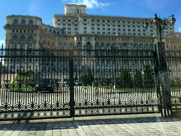 Gedung Parlemen Rumania yang Serba Wow!