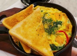 Common Grounds: Menikmati Gurih Lembut Salmon Fritta Diiringi Cappuccino