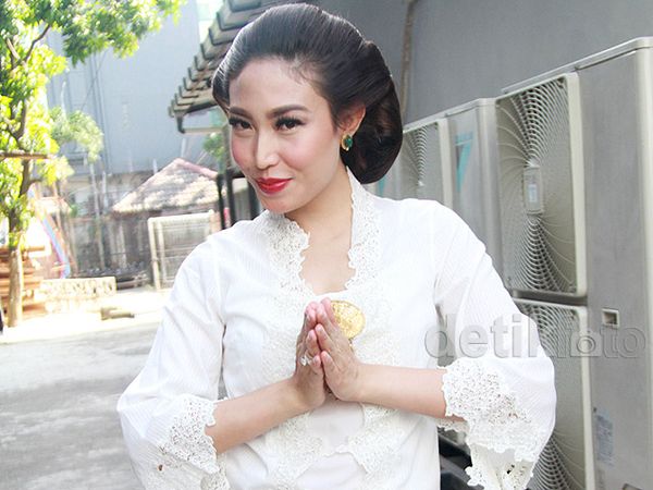 Pesona Ayu Dewi Berkebaya dan Bersanggul di Hari Kartini