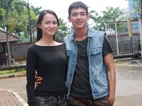 Ehm... Adipati Dolken Mesra dengan Miss Indonesia