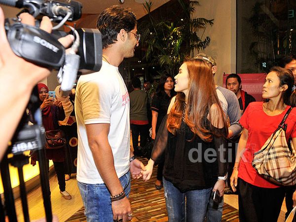 Aww! Ayu Ting Ting dan Shaheer Sheikh Mesra Gandengan Tangan